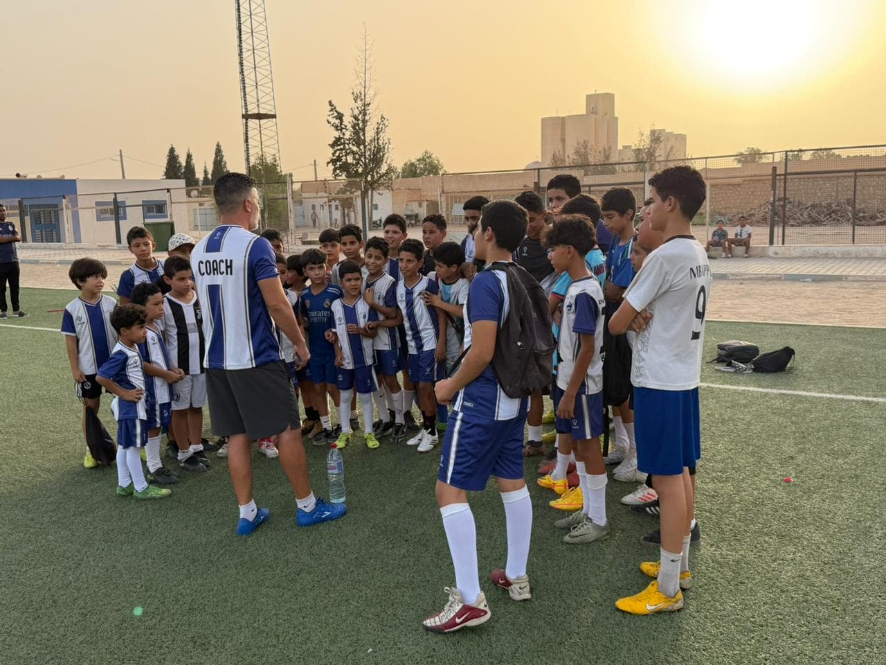 Coach Ramy Bouchiba avec les joueurs