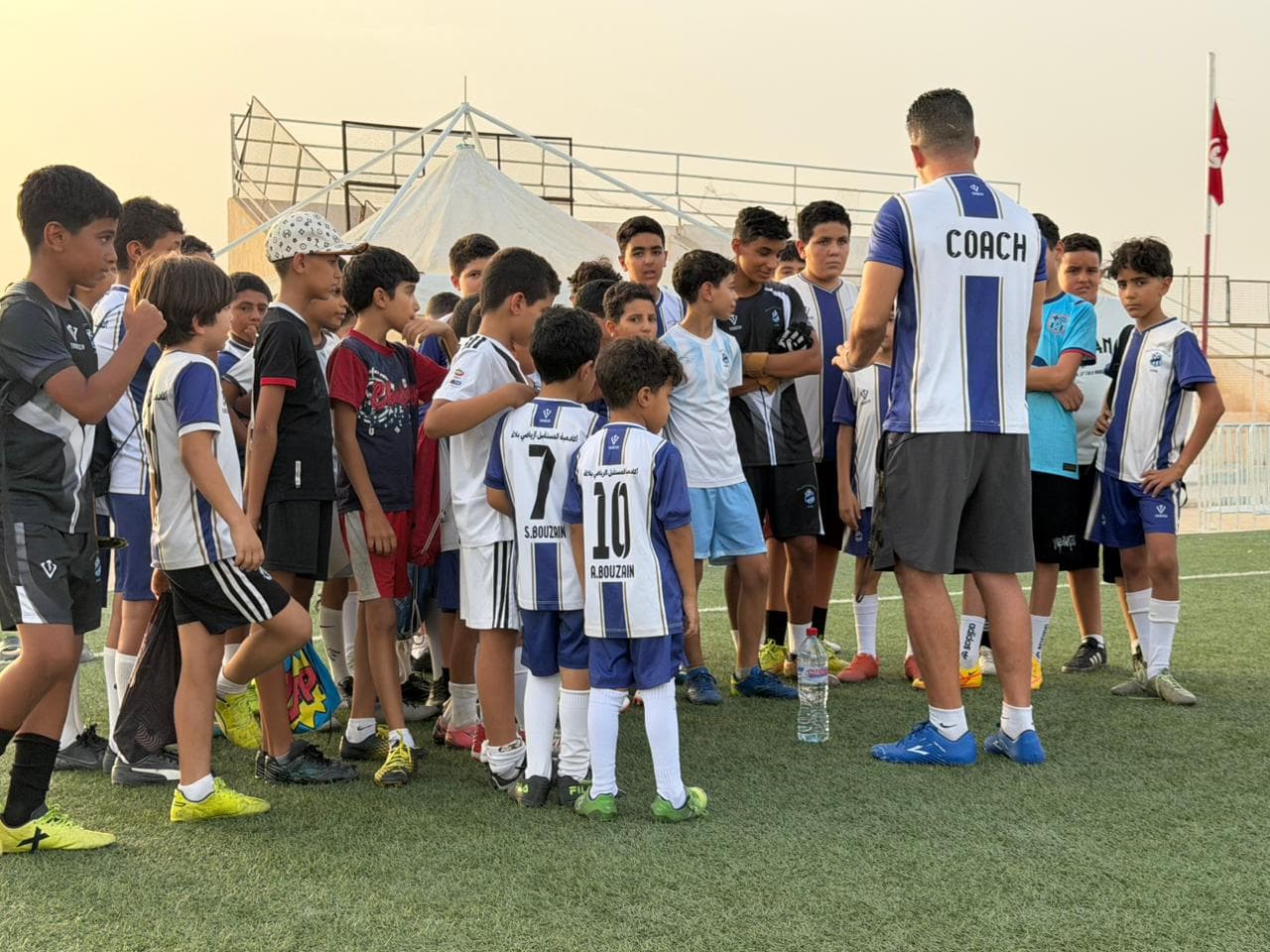 L'équipe de l'académie rassemblée autour du coach